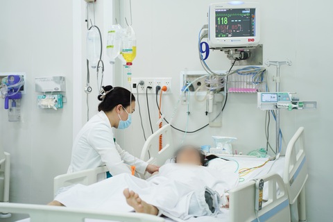 Bệnh viện Chợ Rẫy tiếp nhận nhiều ca mắc viêm não tự miễn NMDAR hiếm gặp- Ảnh 3. Các bác sĩ đang thăm khám và điều trị cho nữ bệnh nhân mắc viêm não tự miễn NMDAR - Ảnh: Bệnh viện cung cấp