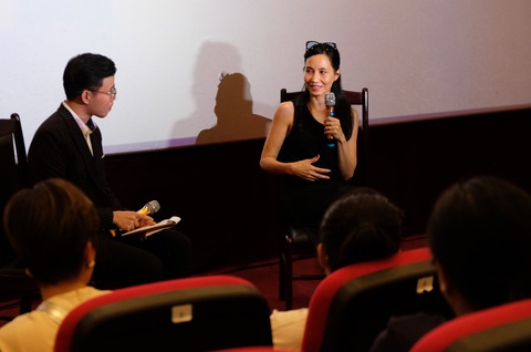 ‘Có người chẳng hiểu sao Trần Anh Hùng không làm phim về nông dân nghèo khổ, xắn ống quần’- Ảnh 1. Diễn viên Trần Nữ Yên Khê (bìa phải) có mặt trong buổi chiếu phim Muôn vị nhân gian và giao lưu với khán giả tại DANAFF II - Ảnh: ĐẬU DUNG