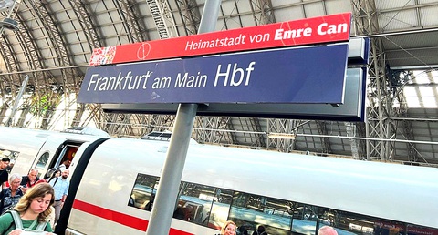 Đáng nể cách làm bóng đá của người Đức- Ảnh 1. Frankfurt, quê hương của Emre Can (ảnh chụp tại nhà ga Frankfurt) - Ảnh: D.TRƯỜNG