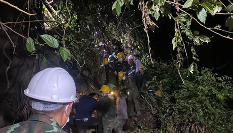 Đã đưa được thi thể nạn nhân vụ sập hang nghi đào vàng ở Bắc Kạn ra ngoài- Ảnh 1. Lực lượng chức năng đưa thi thể nạn nhân ra khỏi hang - Ảnh: TUYẾN TRẦN