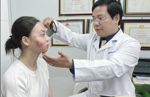 BS Thành thăm khám cho nữ bệnh nhân bị biến chứng do uống thuốc tránh thai cấp tốc trị mụn - Ảnh: Bác sĩ cung cấp BS Thành thăm khám cho nữ bệnh nhân bị biến chứng do uống thuốc tránh thai cấp tốc trị mụn - Ảnh: Bác sĩ cung cấp