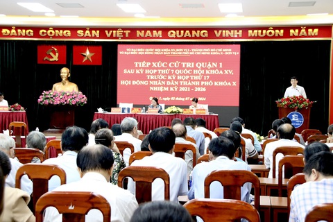 TP.HCM nhiều hẻm nhỏ hẹp, cử tri quận 1 mong sớm có trực thăng chữa cháy- Ảnh 1. Hội nghị tiếp xúc cử tri quận 1 sáng 2-7 - Ảnh: P.P.