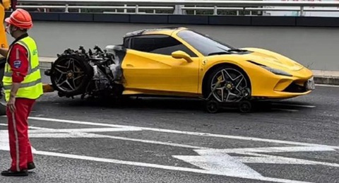 Siêu xe Ferrari bất ngờ bốc cháy dữ dội, nghi do tài xế không biết lái xe số sàn- Ảnh 2. Anh Giang cho biết có vẻ như tài xế đã không thực hiện bất kỳ biện pháp hạ nhiệt nào sau khi phát hiện xe có dấu hiệu bất thường - Ảnh: The Paper