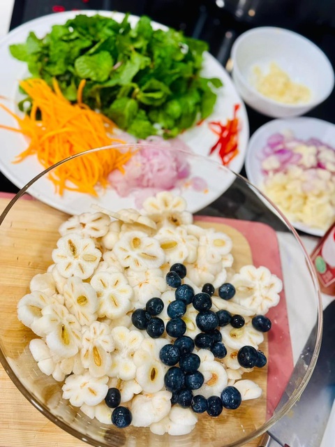 Cải thiện sức khỏe với 'nữ hoàng trái cây' măng cụt- Ảnh 1. Nhiều người mua măng cụt về làm món gỏi măng cụt gà xé - Ảnh: ĐỨC HẠNH