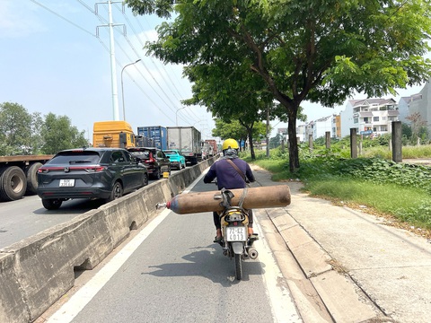 Xử phạt nghiêm xe chở hàng cồng kềnh- Ảnh 1. Ảnh: H. ĐIỆP