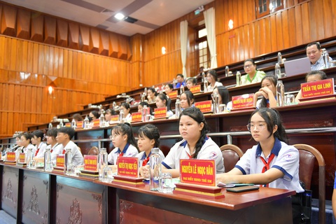 Long An lần đầu đưa trẻ em vào dự phiên chất vấn hội đồng nhân dân- Ảnh 1. Các đại biểu Hội đồng nhân dân trẻ em theo dõi không khí phiên chất vấn trực tiếp tại hội trường - Ảnh: AN LONG