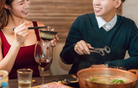 Cô gái nghẹn lời vì bị bạn trai chia hóa đơn theo số lát thịt đã ăn- Ảnh 1. Cô gái nhận thấy sự thay đổi trong thái độ của người đàn ông ngay sau khi từ chối lời mời đi uống rượu. Ảnh: Shutterstock