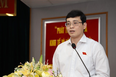 Cử tri lo vì tăng lương nhưng không tăng mức giảm trừ gia cảnh- Ảnh 2. Đại biểu Đỗ Đức Hiển trả lời ý kiến cử tri - Ảnh: T.T.