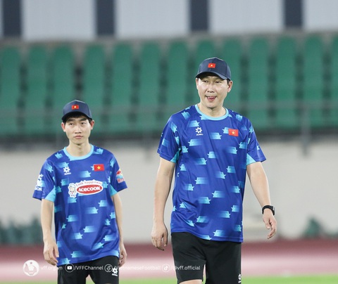 Tuyển Việt Nam có chuyên gia thể lực mới- Ảnh 2. HLV Kim Sang Sik đang được hỗ trợ tối đa từ các trợ lý Hàn Quốc - Ảnh: VFF