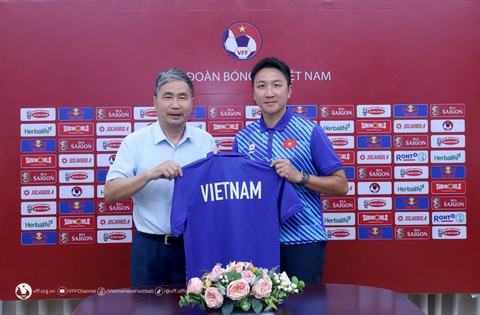 Tuyển Việt Nam có chuyên gia thể lực mới- Ảnh 1. Tổng thư ký VFF Dương Nghiệp Khôi (trái) cùng chuyên gia Yoon Dong Hun tại lễ ký kết - Ảnh: VFF