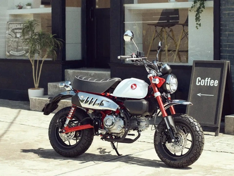 Honda Monkey 125 2025 ra mắt: 'Xe khỉ' thêm chất cho dân chơi, về Việt Nam khó dưới 200 triệu- Ảnh 2. Xe sở hữu đèn dạng tròn với 2 dải định vị LED ban ngày hình bán nguyệt. Đèn pha LED chia làm 2 tầng, chia cách nhau bởi 1 thanh ngang. Đèn xi nhan tách rời cũng là dạng LED - Ảnh: WeBike Japan
