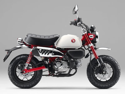Honda Monkey 125 2025 ra mắt: 'Xe khỉ' thêm chất cho dân chơi, về Việt Nam khó dưới 200 triệu- Ảnh 4. Honda Monkey 125 2025 được phân phối với 3 tùy chọn màu mới: Đỏ Millennium Red 2 (ảnh), xám Pearl Cadet Grey và đen Scene Silver Metallic. Trong đó, màu đỏ gợi kỷ niệm về những chiếc Monkey đầu tiên, còn màu xám và đen là hai màu sắc khá phổ biến trên các dòng xe minibike của Honda - Ảnh: Honda