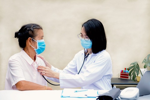 Những chuyến xe buýt mang thông điệp nâng cao nhận thức về vi khuẩn HP- Ảnh 2. Người dân được khám bệnh và tầm soát vi khuẩn HP miễn phí trong chương trình