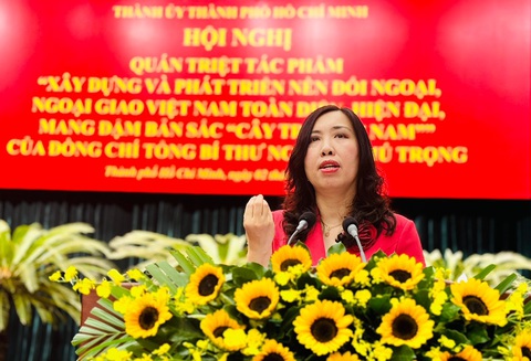 TP.HCM quán triệt tác phẩm về ngoại giao của Tổng bí thư Nguyễn Phú Trọng- Ảnh 2. Bà Lê Thị Thu Hằng - thứ trưởng Bộ Ngoại giao, chủ nhiệm Ủy ban Nhà nước về người Việt Nam ở nước ngoài - báo cáo chuyên đề - Ảnh: L.H.