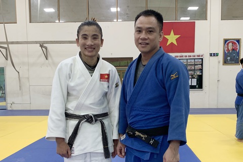 Nữ võ sĩ judo Hoàng Thị Tình (trái) và HLV Nguyễn Duy Khanh - Ảnh: HOÀNG TÙNG Các đội tuyển boxing, judo, bắn cung, bắn súng đã nhập làng Olympic 2024- Ảnh 4.