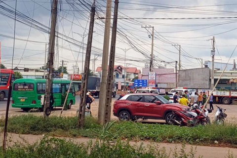 Triệt phá cả đường dây ma túy lớn bắt đầu từ kiểm tra một hành khách trên xe- Ảnh 1. Lực lượng chức năng phát hiện một hành khách trên xe màu xanh, biển số Bình Phước có mang theo ma túy - Ảnh: A.B.