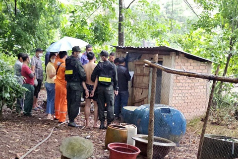 Triệt phá cả đường dây ma túy lớn bắt đầu từ kiểm tra một hành khách trên xe- Ảnh 2. Lực lượng chức năng khám xét nơi ở của Đồng Văn Hậu, thu giữ số lượng lớn ma túy các loại - Ảnh: A.B.