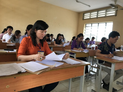 Thiếu 1.200 giáo viên, Long An tính đặt hàng hơn 2.000 sinh viên sư phạm- Ảnh 1. Các giáo viên tại Long An đang tập trung chấm điểm tại một kỳ thi - Ảnh: SƠN LÂM