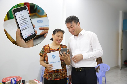 Tổng giám đốc Bảo hiểm xã hội Việt Nam Nguyễn Thế Mạnh chia sẻ niềm vui với một người dân đã hưởng lương hưu mới qua tài khoản cá nhân - Ảnh: PHẠM CHÍNH Tổng giám đốc Bảo hiểm xã hội Việt Nam Nguyễn Thế Mạnh chia sẻ niềm vui với một người dân đã hưởng lương hưu mới qua tài khoản cá nhân - Ảnh: PHẠM CHÍNH