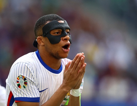 Tuyển Pháp vẫn may khi Mbappe đeo mặt nạ- Ảnh 1. Mbappe vẫn chưa thể hiện phong độ thuyết phục - Ảnh: REUTERS