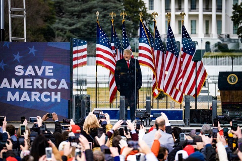 Cựu tổng thống Mỹ Donald Trump phát biểu vài giờ trước khi một đám đông tấn công tòa nhà Quốc hội Mỹ ngày 6-1-2022 - Ảnh: NEW YORK TIMES Cựu tổng thống Mỹ Donald Trump phát biểu vài giờ trước khi một đám đông tấn công tòa nhà Quốc hội Mỹ ngày 6-1-2021 - Ảnh: NEW YORK TIMES