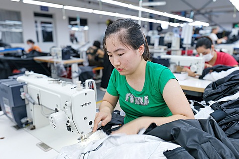 Doanh nghiệp vẫn Công nhân sản xuất tại Công ty TNHH Pearl Global Việt Nam - Ảnh: HÀ QUÂN