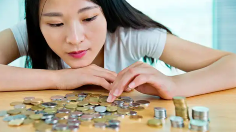 Người trẻ Trung Quốc 'tiết kiệm phục thù', có người xài chỉ 1 triệu đồng/tháng- Ảnh 1. Nhiều người trẻ Trung Quốc