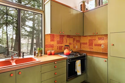 Khám phá ngôi nhà trong rừng với kiến trúc ấn tượng- Ảnh 9. Gian bếp cũng tận dụng tối đa ánh sáng từ các khung cửa kính - Ảnh: dwell