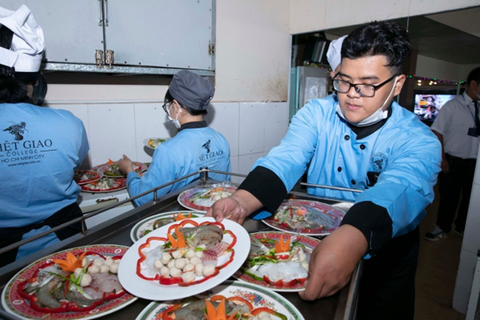 Tuyển sinh lớp 10: học trung cấp được quan tâm nhiều hơn- Ảnh 1. Trường đang nhận hồ sơ nhập học tại 193 Vĩnh Viễn, quận 10, TP.HCM