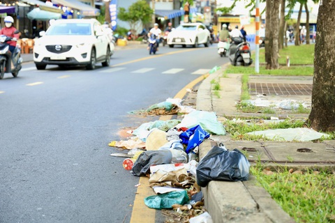 Nhiều bãi rác ngổn ngang dưới lòng đường Trường Sa- Ảnh 3. Rác nhếch nhác, ngổn ngang cả đoạn đường Trường Sa - Ảnh: NGỌC QUÝ