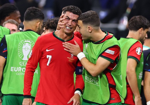 Ronaldo: Không cần phải chứng minh thêm nữa!- Ảnh 3. Ronaldo bật khóc khi đá hỏng 11m - Ảnh: REUTERS