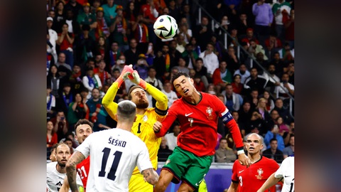 Ronaldo: Không cần phải chứng minh thêm nữa!- Ảnh 2. Ronaldo không còn đủ sức mạnh để bật cao trong các tình huống bóng bổng - Ảnh: REUTERS