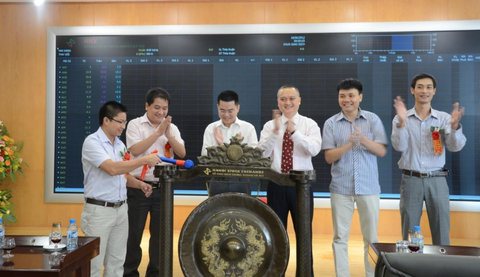 Một công ty lỗ chục năm, kế toán trưởng xin nghỉ vì nhiều lúc trễ 'deadline'- Ảnh 1. Lễ khai trương giao dịch cổ phiếu VPC của Công ty CP Đầu tư và Năng lượng Việt Nam tại HNX từ năm 2012 - Ảnh: Website DN