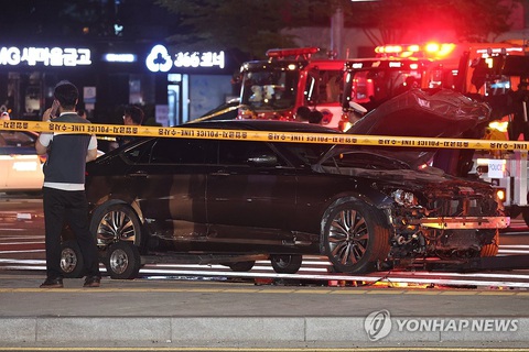 Ô tô mất lái lao vào người đi bộ ở Seoul, ít nhất 9 người chết- Ảnh 1. Chiếc ô tô bị hư hỏng phần đầu nghiêm trọng sau khi gây tai nạn tại thủ đô Seoul, Hàn Quốc tối 1-7 - Ảnh: YONHAP
