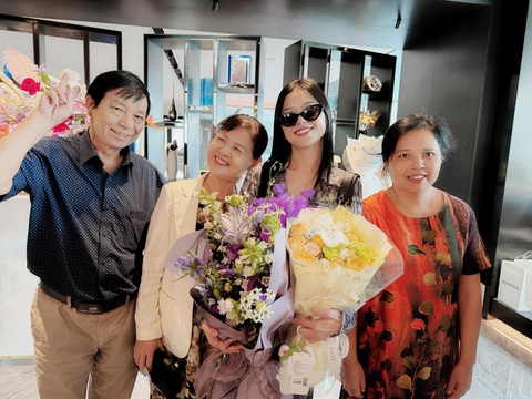 Suni Hạ Linh hạnh phúc chia sẻ hình ảnh bố mẹ và chị gái sang tận Trung Quốc cổ vũ cô ghi hình chung kết “Đạp gió 2024” kèm dòng chia sẻ “Cảm ơn bố mẹ và chị đã đến với Suni Hạ Linh hạnh phúc chia sẻ hình ảnh bố mẹ và chị gái sang tận Trung Quốc cổ vũ cô ghi hình chung kết “Đạp gió 2024” kèm dòng chia sẻ “Cảm ơn bố mẹ và chị đã đến với