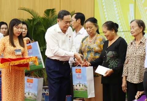 Chủ tịch Quốc hội tặng quà gia đình chính sách, người có công tại Cần Thơ- Ảnh 1. Chủ tịch Quốc hội Trần Thanh Mẫn tặng quà cho các gia đình chính sách, gia đình có công với cách mạng trên địa bàn TP Cần Thơ sáng 2-7 - Ảnh: CHÍ QUỐC