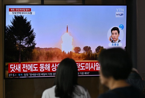 Người dân Hàn Quốc xem TV đưa tin về vụ thử tên lửa của Triều Tiên ngày 1-7 - Ảnh: AFP Người dân Hàn Quốc xem tivi đưa tin về vụ thử tên lửa của Triều Tiên ngày 1-7 - Ảnh: AFP