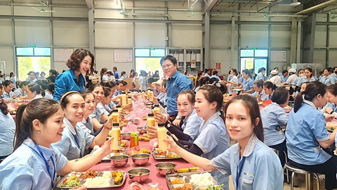 Doanh nghiệp vẫn Công đoàn một nhà máy may ở huyện Nam Đàn, Nghệ An chăm lo bữa cơm cho công nhân, tạo niềm tin gắn bó lâu dài - Ảnh: DOÃN HÒA