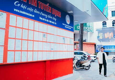 Doanh nghiệp vẫn Thông tin tuyển dụng lao động tại một trung tâm hỗ trợ việc làm (TP.HCM) vẫn “đỏ mắt” tìm người đáp ứng nhu cầu các doanh nghiệp - Ảnh: THANH HIỆP
