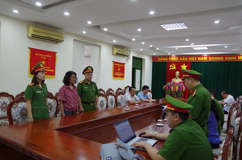 Bắt phó giám đốc Sở Tài chính và hai cán bộ Sở Giáo dục và Đào tạo Hà Giang- Ảnh 1. Công an thi hành lệnh bắt bị can để tạm giam đối với bà Phùng Thị Hoa - Ảnh: Công an cung cấp