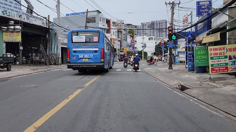 Nhiều tài xế xe buýt ở TP.HCM vi phạm, đơn vị quản lý họp khẩn chấn chỉnh- Ảnh 1. Phóng viên ghi nhận xe buýt số 93 vượt đèn đỏ tại giao lộ Kha Vạn Cân - Linh Trung, ngày 27-6 - Ảnh: MINH HÒA