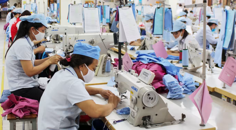 Tăng lương tối thiểu có làm Việt Nam mất lợi thế cạnh tranh?- Ảnh 1. Một xưởng may tại Hà Nội, Việt Nam - Ảnh: ATSUSHI TOMIYAMA