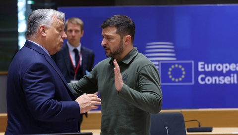 Thủ tướng Hungary Viktor Orban và Tổng thống Ukraine Volodymyr Zelensky tham dự hội nghị thượng đỉnh các nhà lãnh đạo Liên minh Châu Âu tại Brussels, Bỉ, ngày 27-6 - Ảnh: REUTERS Thủ tướng Hungary Viktor Orban và Tổng thống Ukraine Volodymyr Zelensky tham dự hội nghị thượng đỉnh các nhà lãnh đạo Liên minh châu Âu tại Brussels, Bỉ, ngày 27-6 - Ảnh: REUTERS