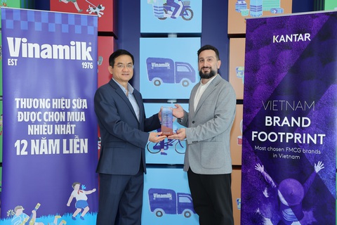 Vinamilk giữ vững ngôi quán quân Đại diện Kantar Việt Nam (bên phải) trao các chứng nhận cho ông Nguyễn Quang Trí - Giám đốc điều hành Marketing Vinamilk - Ảnh: Vinamilk