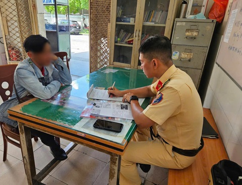 Tài xế xe buýt 2 tầng vượt đèn đỏ ở quận 1 bị cảnh sát giao thông xử lý- Ảnh 1. Tài xế H. bị cảnh sát giao thông lập biên bản - Ảnh: PC08
