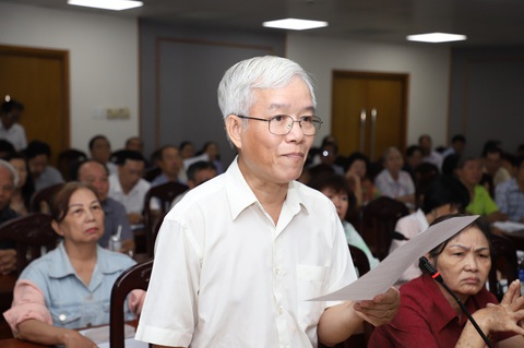 Cử tri lo vì tăng lương nhưng không tăng mức giảm trừ gia cảnh- Ảnh 1. Cử tri Trần Quốc Hùng (phường 5) nêu ý kiến tại hội nghị - Ảnh: T.T.