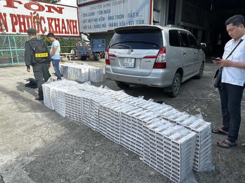 Trong 3 giờ cảnh sát chặn bắt 2 ô tô vận chuyển 16.000 gói thuốc lá lậu- Ảnh 1. Tang vật là số thuốc lá mà Hiếu đã vận chuyển trên ô tô 7 chỗ - Ảnh: A.X.