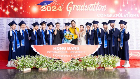 Ca sĩ Sunny Đan Ngọc thành... bác sĩ- Ảnh 4. Sunny Đan Ngọc chụp hình kỷ niệm cùng gia đình, bạn bè trong ngày tốt nghiệp