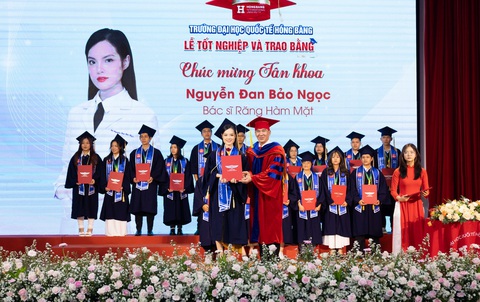 Ca sĩ Sunny Đan Ngọc thành... bác sĩ- Ảnh 1. Ca sĩ Sunny Đan Ngọc chia sẻ niềm vui thành bác sĩ
