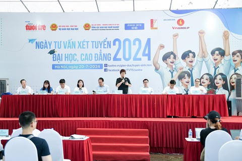Đăng ký xét tuyển đại học: Nguyện vọng 1 có được ưu tiên?- Ảnh 1. Ban tư vấn Ngày tư vấn xét tuyển đại học, cao đẳng 2024 tại Hà Nội - Ảnh: NAM TRẦN